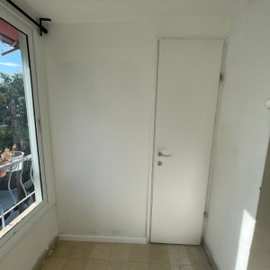 קיר גבס לבן עם דלת וחלון לידו