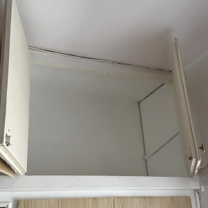 ארון פתוח עם דלתות בצבע לבן