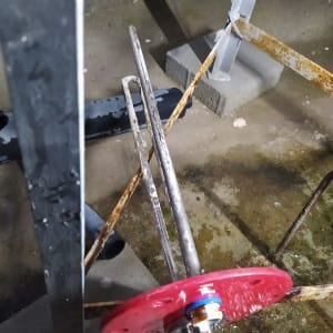 חלקי מתכת וצינורות על רצפת בטון