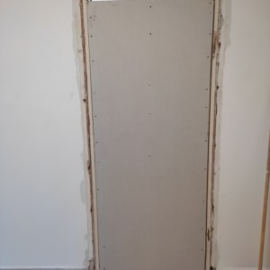 דלת גבס מותקנת בקיר עם מסגרת עץ