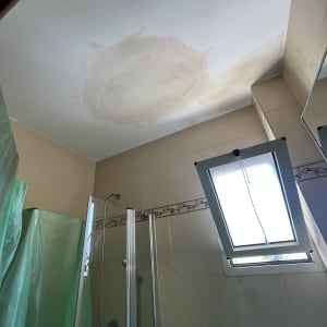 תיקון תקרה עם סימני רטיבות בחדר אמבטיה