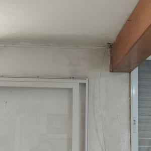 תמונה של קיר עם תיקונים ושיפוצים