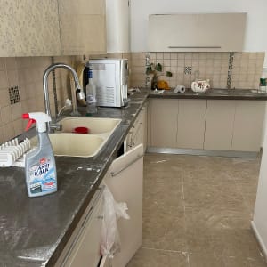 בקבוק חומר ניקוי על השיש במטבח