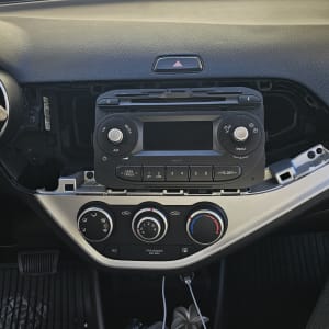 מערכת רדיו לרכב עם לוח מחוונים פתוח