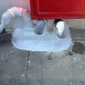 צינורות ואיטום ליד דלת אדומה