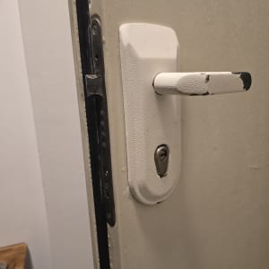 ידית ודלת עם מנעול בתחום המנעולנות