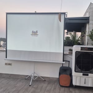 מסך ומצננים על גג עם נוף עירוני
