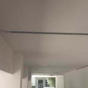 צינור חשמל מותקן על תקרה במסדרון