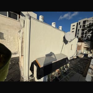 גג עם דודי שמש וצלחת לוויין