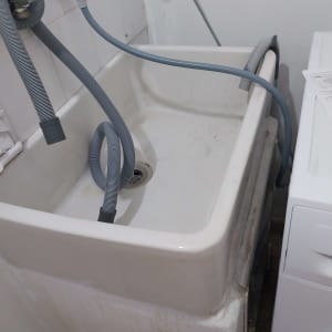 כיור עם צינורות מים ואביזרי אינסטלציה