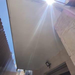 גג חיצוני עם שמש זורחת מעליו