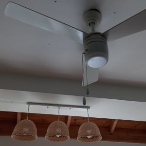 מאוורר תקרה עם שרשרת הפעלה