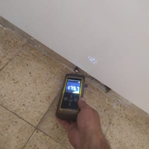 מד לחות דיגיטלי מוצג על רצפה ליד קיר