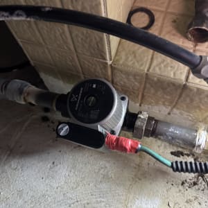 משאבה מותקנת עם חיבורים וצינורות