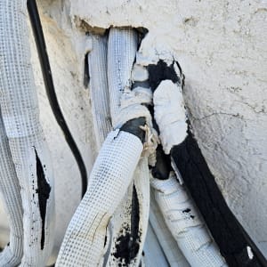 צינורות מבודדים עם נזקים ושחיקה בקיר