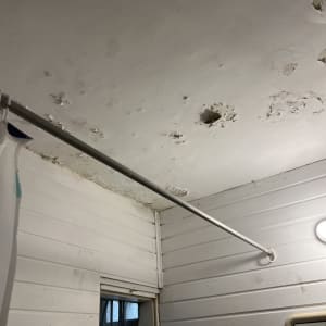 תקרה עם סימני רטיבות ונזילות