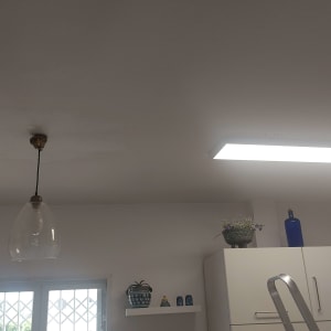 מנורת תקרה תלויה ומנורת פלורסנט מוארת