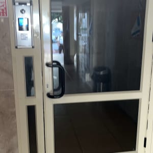 דלת כניסה עם מערכת אינטרקום לבניין