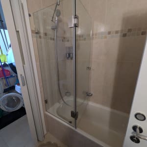 מקלחת עם דלת זכוכית ואביזרים