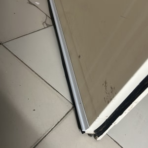 דלת עם אטם גומי בתחתית על רצפה מרוצפת