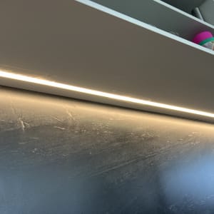 תאורת לד מתחת למדף במטבח מודרני