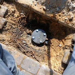 בור פתוח עם מכסה ברגים בעבודת אינסטלציה