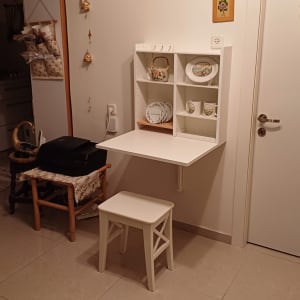 מדף קיר עם שולחן מתקפל וכיסא לבן