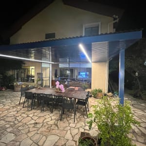 פרגולה מאלומיניום עם תאורה מובנית בחצר