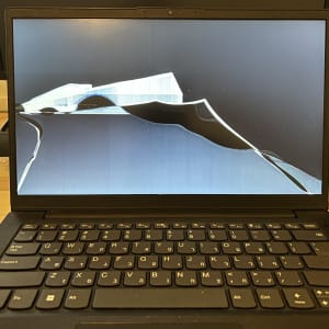 מסך מחשב נייד שבור עם תצוגה פגומה