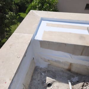 איטום גג עם חומר לבן, צינור וניקוז