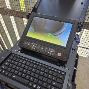 מכשיר בדיקה עם מסך ומקלדת, צינור מוצג על המסך