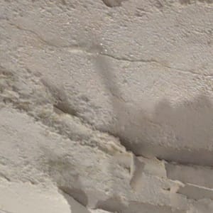 קיר עם סדקים ונזילות מים גלויים