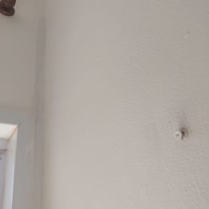 קיר עם בורג קטן, מתאים לצביעה