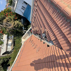 גג רעפים אדומים עם צללים ואוורור