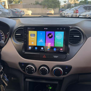 מערכת מולטימדיה ברכב עם מסך מגע ותצוגת אפליקציות.