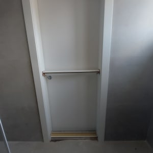 דלת לבנה עם ידית בחדר אמבטיה