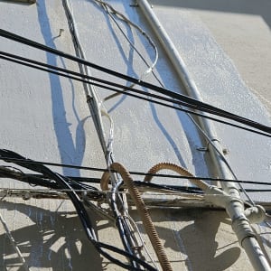 כבלים וצינורות מחוברים לקיר עם חומר איטום