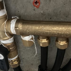 צנרת פליז עם חיבורים וצינורות שחורים