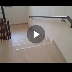 מדרגות עם מעקה מתכת בצד ימין