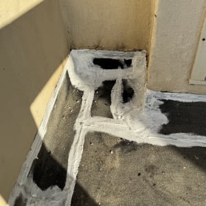 איטום קירות ורצפה עם חומר לבן