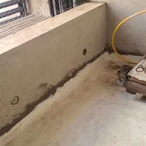 רשת למניעת כניסת יונים מותקנת על קיר