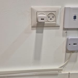 שקעי חשמל ותקשורת על קיר