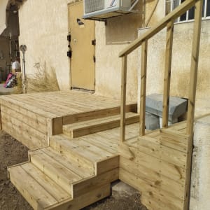 גרם מדרגות עץ ליד דלת כניסה