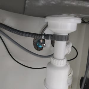 צינור ניקוז מתחת לכיור עם מחברים