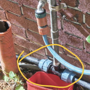 חיבורי צנרת וברז מים על קיר לבנים