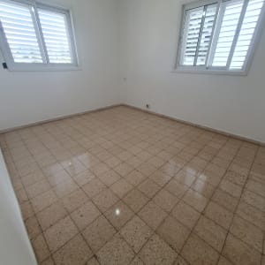 רצפה נקייה ומבריקה בחדר ריק עם חלונות