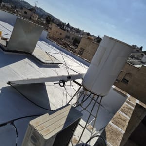 גג עם ציפוי איטום ומתקנים טכניים שונים