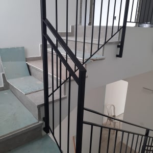 מעקה במדרגות