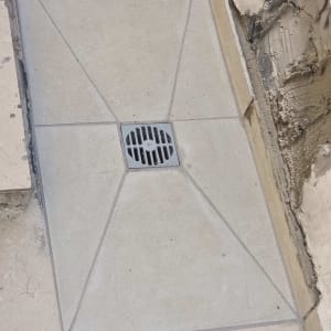 רצפת אריחים עם ניקוז במרכז