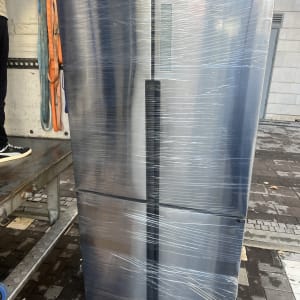 מקרר עטוף בניילון על משטח הובלה